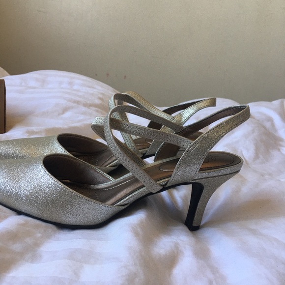 Really cute silver heels - Picture 2 of 8